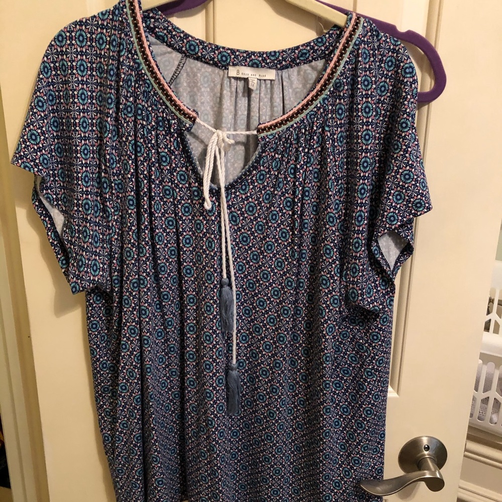 Skies are blue patterned tied collar Short sleeve
